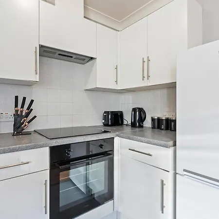 2Br Contractor Stay - Wifi Sleeps 5 アパート ブリストル