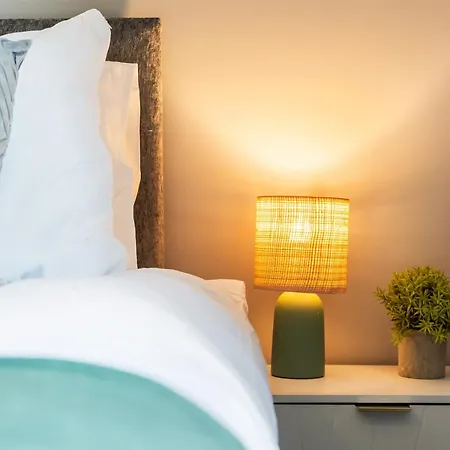 2Br Contractor Stay - Wifi Sleeps 5 *